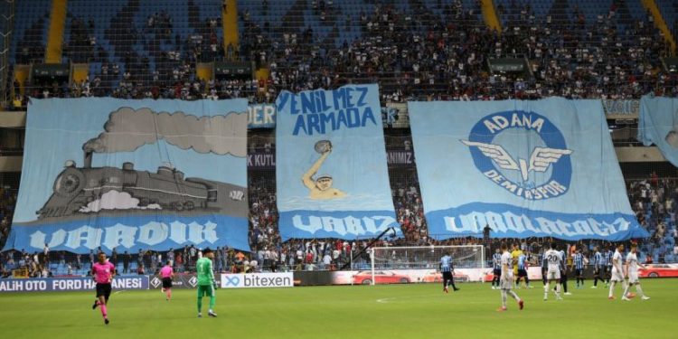 Tribünde Lider Adana Demirspor