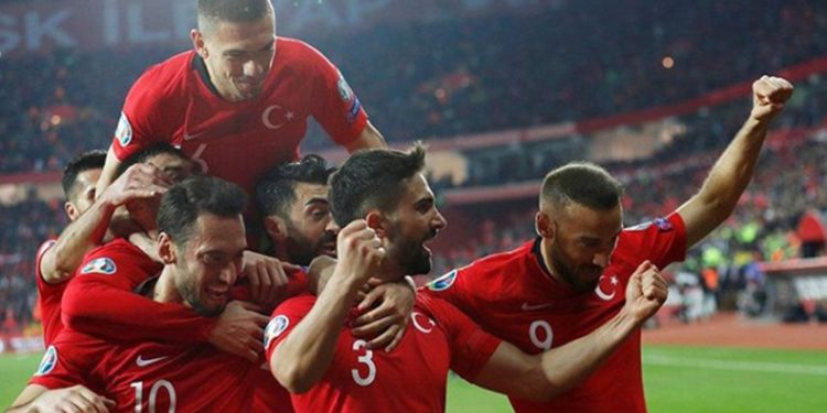 Milli futbolcu Adana Demirspor doğru