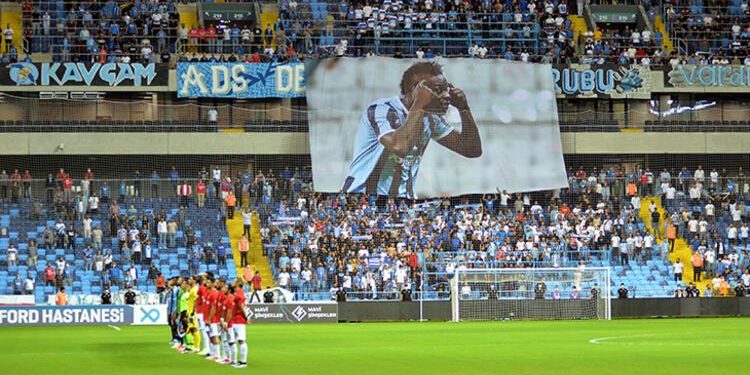 Taraftarlardan Mario Balotelli pankartlı destek!