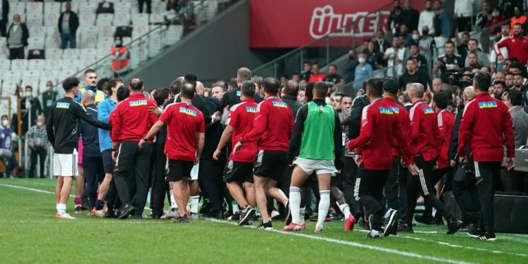 Adana Demirspor’un golünden sonra ortalık karıştı