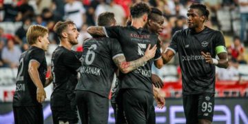 Adana Demirspor rüzgarı arkasına aldı! 1-2